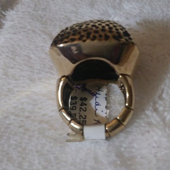 Gorgeous Gold Tone Stretch Pyramid Ring🌷 - Picture 5 of 7